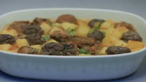 طريقة تحضير صينية بطاطس مع كرات اللحم لإفطار رمضان