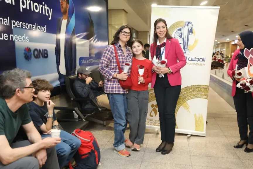 مطار القاهرة يحتفل باليوم العالمي للمرأة بتكريم المسافرات والعاملات