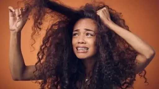 زيت الروزماري ينافس المينوكسيديل في تحفيز نمو الشعر ويقدم فوائد إضافية