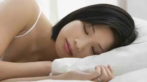 النوم بعد الإفطار.. بين المخاطر الصحية والتوصيات الوقائية