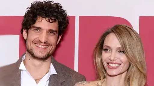 أنجلينا جولي تكسر شائعات العلاقة العاطفية وتؤكد التركيز على عائلتها وحياتها المهنية