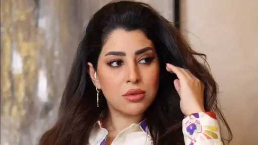 إطلالة أنيقة وآسرة.. آيتن عامر تبهر متابعيها بعباءة سوداء وفضية