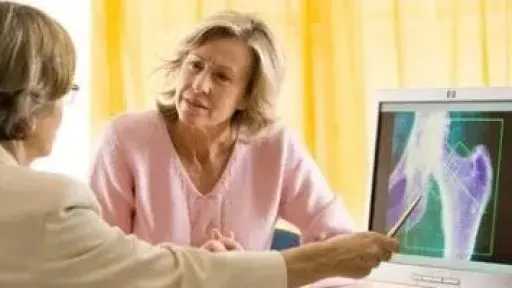 البروتين: العنصر الغذائي المهمل في صحة المرأة رغم تأثيره الحاسم في مختلف مراحل العمر