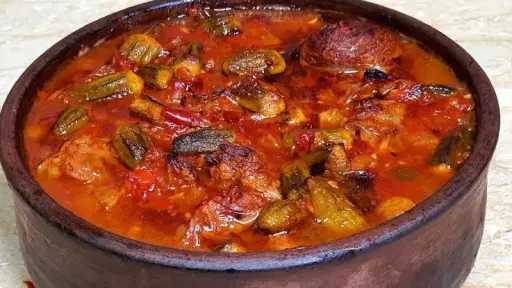 طاجن البامية باللحمة الضاني.. وجبة غنية بالبروتين والفيتامينات