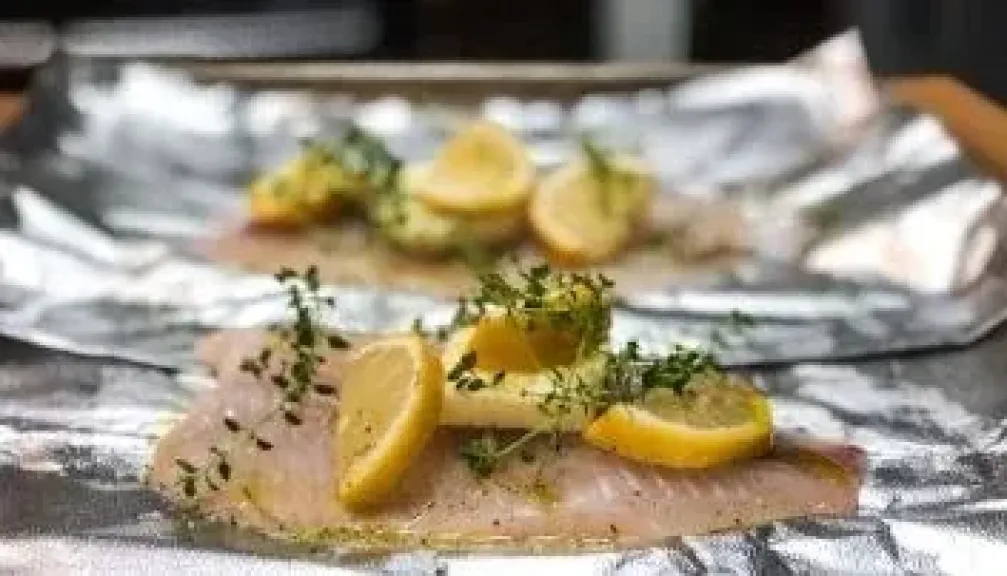 سمك الفرن والسلطة الخضراء