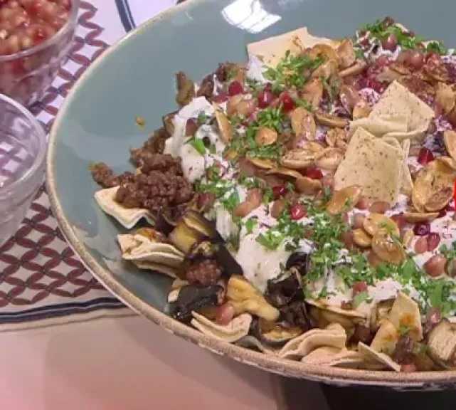 فتة الباذنجان بالرمان.. طبق رمضاني شهي يجمع النكهات الشرقية