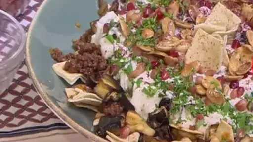 فتة الباذنجان بالرمان.. طبق رمضاني شهي يجمع النكهات الشرقية