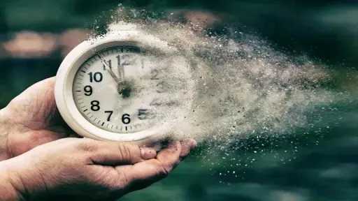 لماذا يشعر الناس بأن رمضان يمر أسرع من غيره؟ تفسير علمي ونفسي