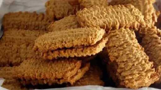 مع ارتفاع أسعار الحلويات.. ربات البيوت يقبلن على تحضير بسكويت النشادر في المنزل استعدادًا للعيد