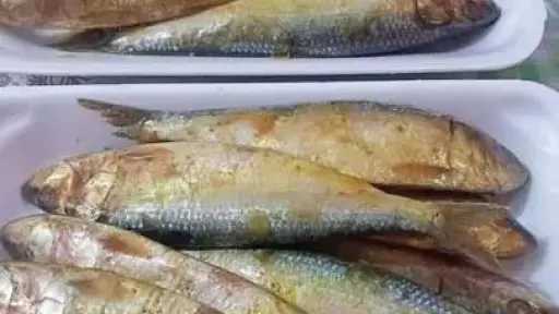 طريقة تخليل السردين في المنزل بخطوات بسيطة استعداداً لعيد الفطر