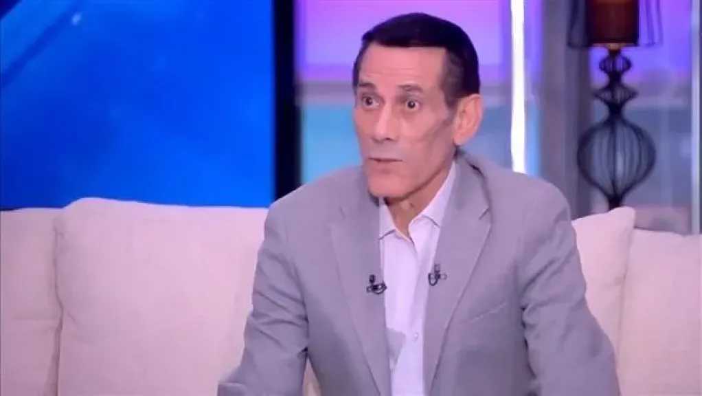 محمود عزب يكشف سر نجاحه في الكوميديا: الاحترافية والإيمان طريقه للتألق والاستمرارية