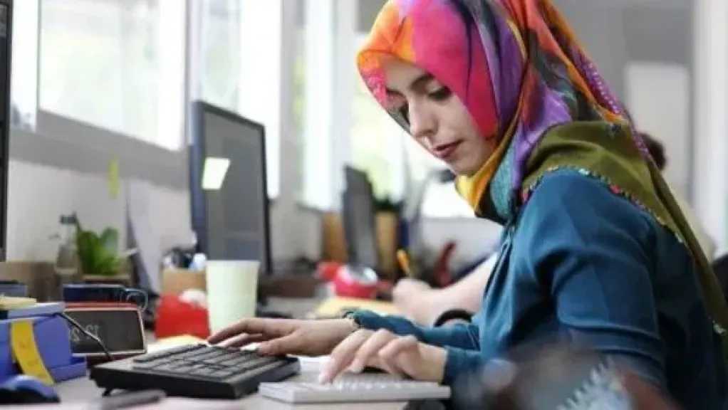 هل عمل المرأة مباح شرعًا؟ ردّ حاسم من الشرع