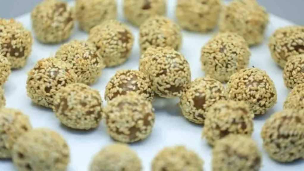 طريقة مميزة لتحضير كرات التمر بالمكسرات