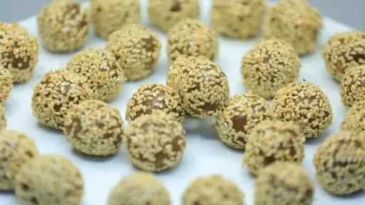 طريقة مميزة لتحضير كرات التمر بالمكسرات