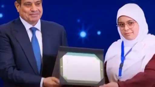 الرئيس السيسي يكرم رقية رفعت بعد فوزها في المسابقة العالمية للقرآن الكريم