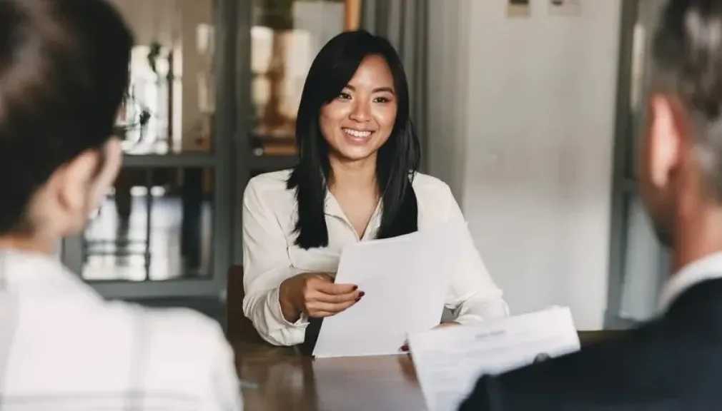 كيف تكشف الكذب في 10 ثوانٍ: أساليب فعالة من عالمة النفس ليان تين برينك