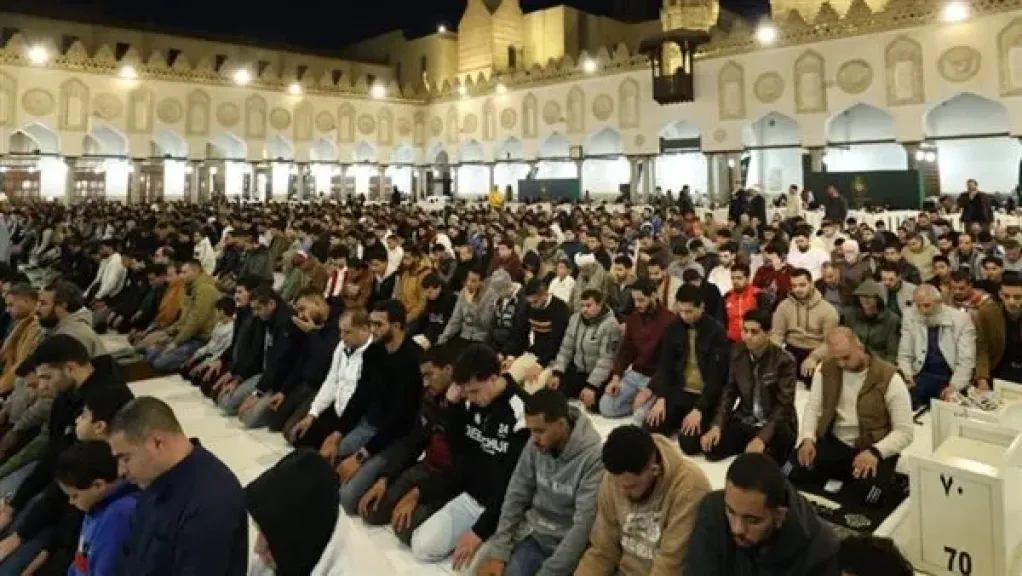 آلاف المصلين في الأزهر يؤدون صلاة التراويح في ليلة 27 رمضان