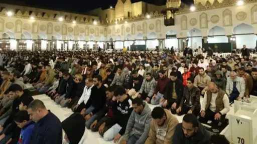 آلاف المصلين في الأزهر يؤدون صلاة التراويح في ليلة 27 رمضان