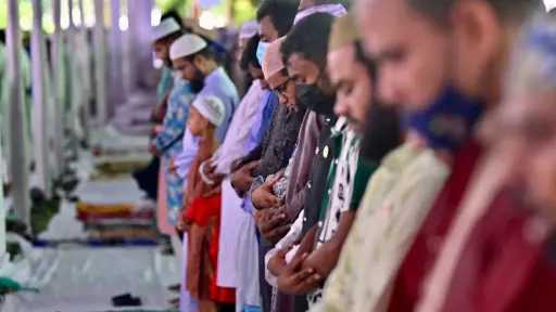 حكم صلاة العيد والجمعة: هل تجزئ إحداهما عن الأخرى؟