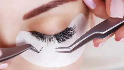 تحذيرات طبية: مخاطر تركيب الرموش الصناعية وتأثيرها على صحة العين