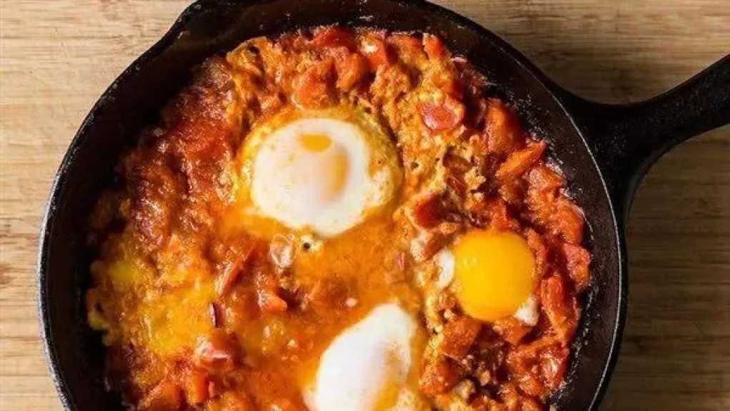 البيض بالبلوبيف.. وجبة إفطار سريعة ومشبعة بطعم غني