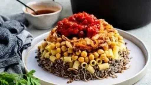 الكشري يتصدر موائد عيد الفطر.. فوائد غذائية تجعل منه وجبة متكاملة عقب الصيام