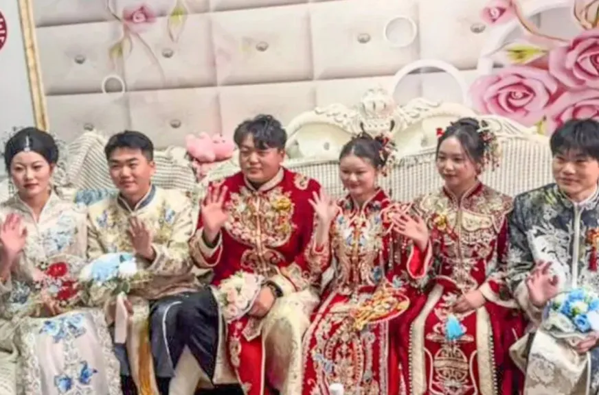 ثلاثة أشقاء توائم