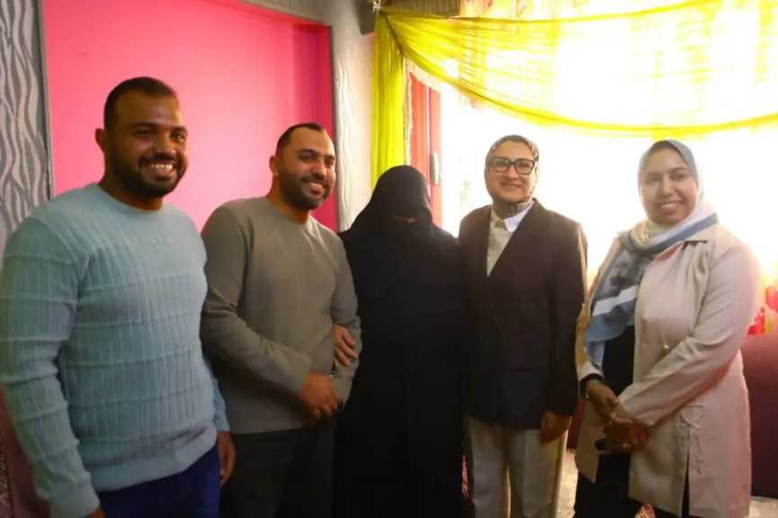 محافظ الوادي الجديد تهنئ الأم المثالية لعام 2026 بزيارة منزلية