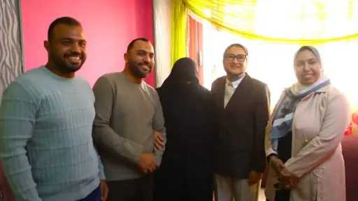 محافظ الوادي الجديد تهنئ الأم المثالية لعام 2026 بزيارة منزلية