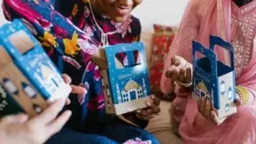 عيد الفطر بين الثقافات.. أجواء احتفالية متنوعة حول العالم عيد الفطر بين الثقافات.. أجواء احتفالية متنوعة حول العالم