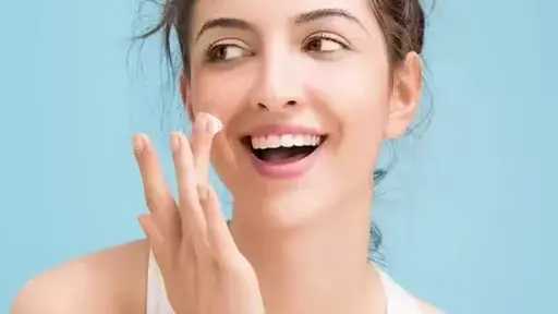 روتين مثالي للعناية بالبشرة الجافة صباحًا ومساءً في عيد الفطر