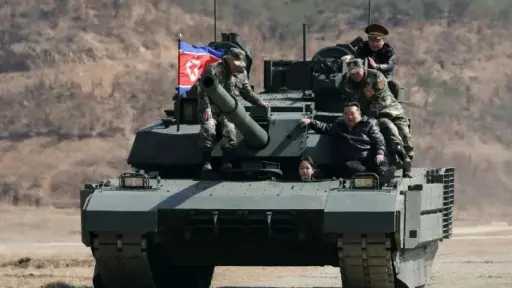 كيم جونج أون وابنته يظهران في تدريبات عسكرية.. إشراف على إطلاق نار... كيم جونج أون وابنته يظهران في تدريبات عسكرية.. إشراف على إطلاق نار وتكهنات بالخلافة