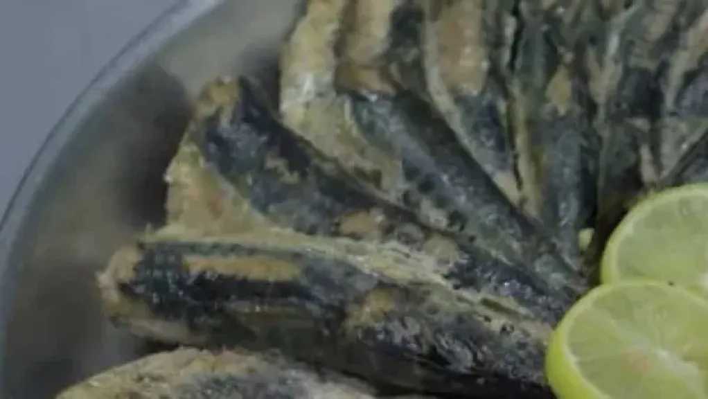 صينية السردين بالزيت والليمون.. وجبة شهية لأيام عيد الفطر