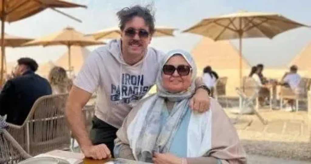 هشام ماجد يحتفل بعيد الأم وعيد ميلاد والدته بجوار الأهرامات