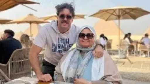 هشام ماجد يحتفل بعيد الأم وعيد ميلاد والدته بجوار الأهرامات