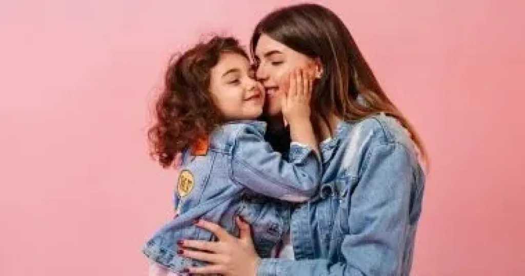 الإفتاء تحسم الجدل حول الاحتفال بيوم الأم.. ”ليس بدعة محرمة”