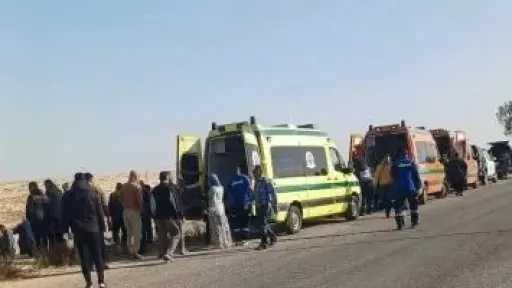 بالأسماء.. إصابة عائلة كاملة في انقلاب سيارة على طريق بني سويف الصحراوي