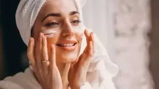 طرق طبيعية ومبتكرة للعناية بالبشرة تمنحك إشراقة صحية