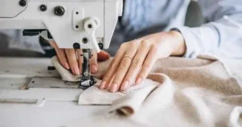 الخياطة.. مهارة منزلية تجمع بين الإنجاز والإبداع وتمنح فرصًا للدخل