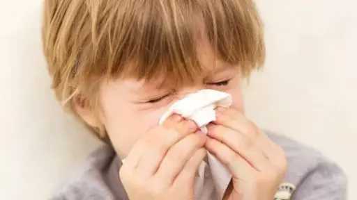 ارتفاع إصابات نزلات البرد بين الأطفال مع التقلبات الجوية وتحذيرات من إساءة التعامل معها