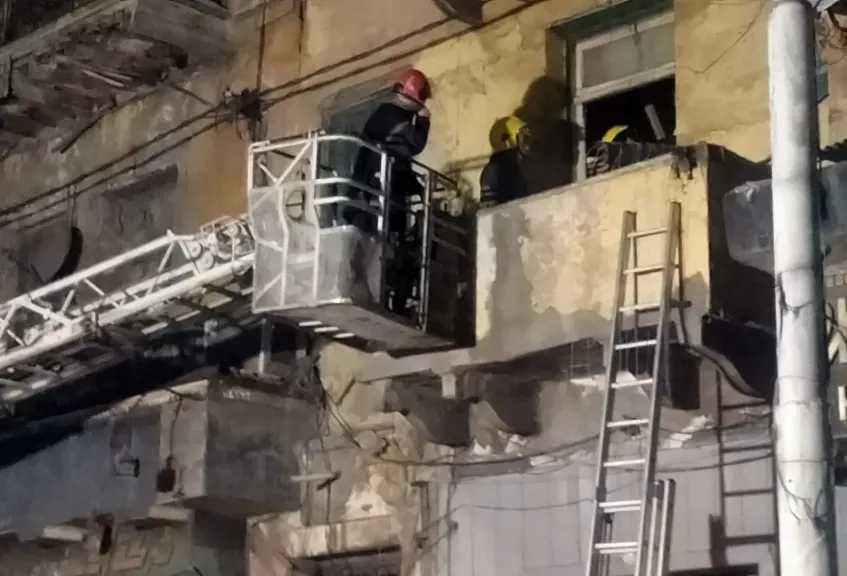 إنقاذ مسنة من تحت أنقاض عقار منهار بالإسكندرية بسبب الأمطار الغزيرة