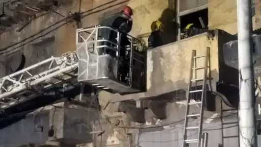 إنقاذ مسنة من تحت أنقاض عقار منهار بالإسكندرية بسبب الأمطار الغزيرة