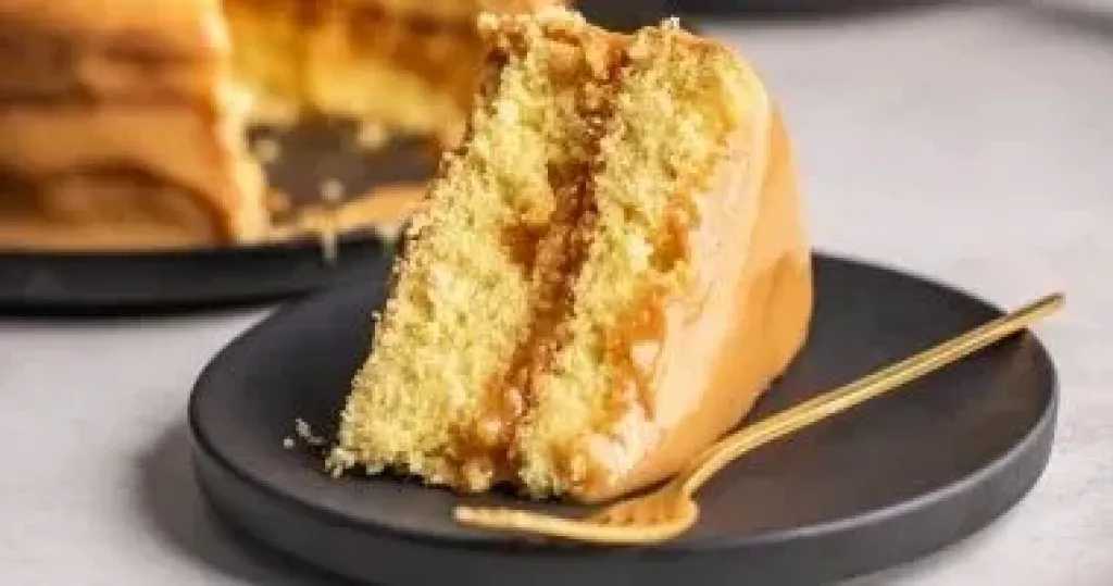 وصفة سريعة.. تحضير كيكة الكراميل بالقشطة بدون فرن