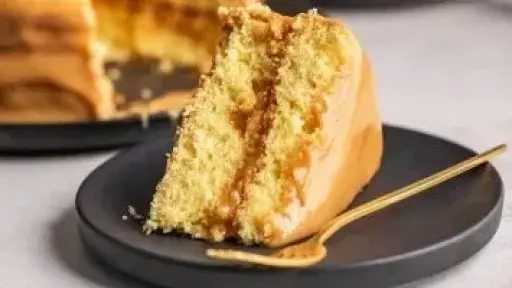 وصفة سريعة.. تحضير كيكة الكراميل بالقشطة بدون فرن