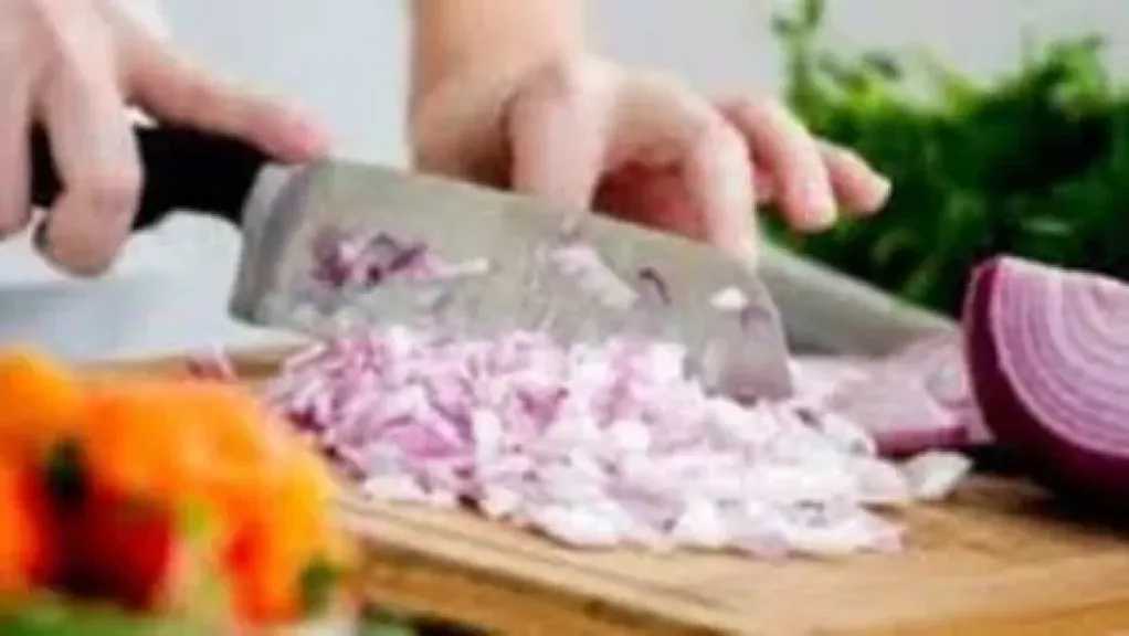 كيف يؤثر تقطيع البصل على طعم الوصفات؟