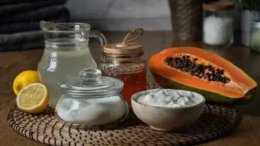 طرق طبيعية لاستعادة نعومة البشرة باستخدام تقشير منزلي فعال