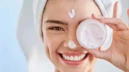 بعد أيام العيد.. خطوات فعّالة لاستعادة نضارة البشرة