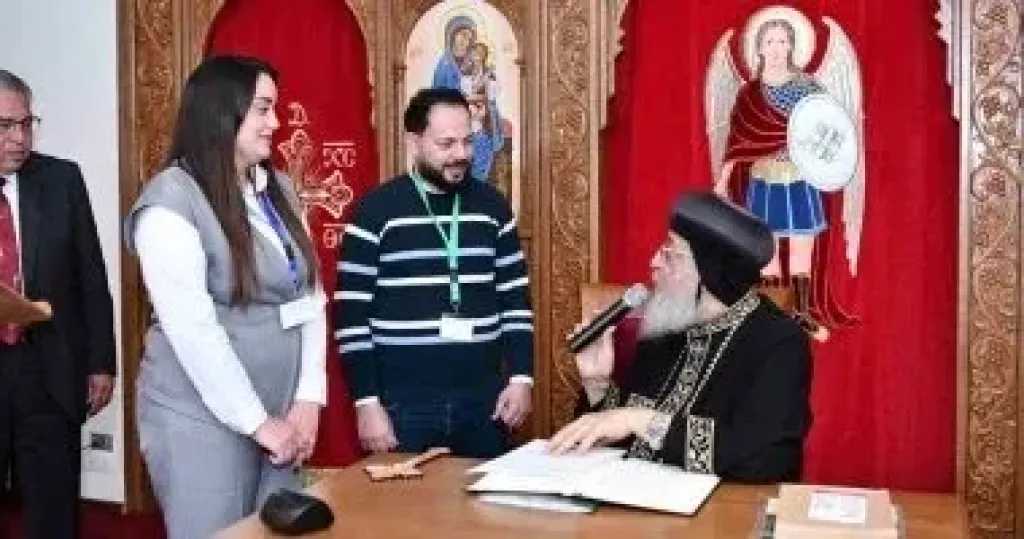 عطاء إنساني يهزم المرض.. البابا تواضروس يكرم فتاة تبرعت بفص الكبد وأنقذت حياة شقيق زوجها