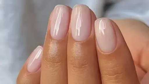 موضة الأظافر بالألوان المائية.. لمسة جمالية رقيقة تزين إطلالات الربيع موضة الأظافر بالألوان المائية.. لمسة جمالية رقيقة تزين إطلالات الربيع