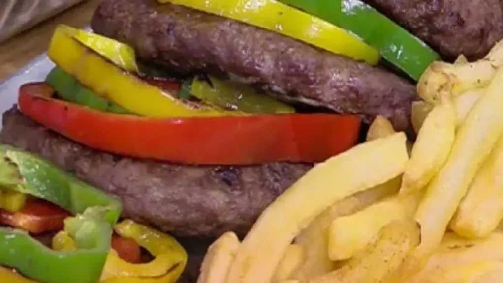 طريقة مبتكرة لتحضير برجر شهي في الفرن بمكونات منزلية بسيطة
